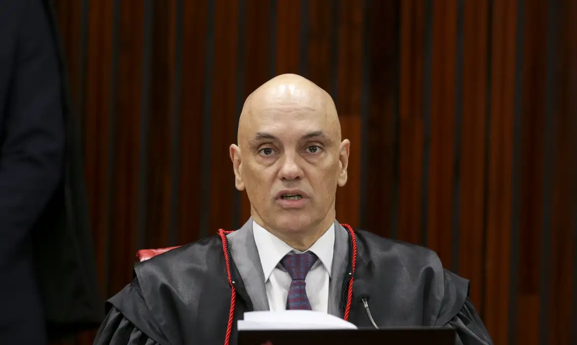 Brasília (DF), 29/06/2023 - O presidente do Tribunal Superior Eleitoral (TSE), Alexandre de Moraes, durante sessão que retoma o julgamento da ação (Aije nº 0600814-85) que pede a inelegibilidade de Jair Bolsonaro e de Walter Braga Netto, candidatos à Presidência da República nas Eleições 2022. Foto: Marcelo Camargo/Agência Brasil