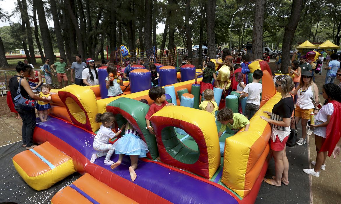Brasília -  O bloco de rua Carnapati reúne crianças no carnaval brasiliense (Wilson Dias/Agência Brasil)
