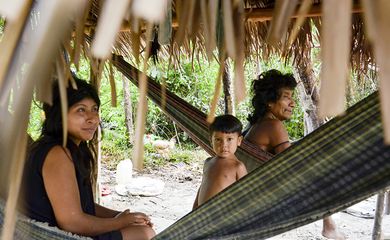 Awá-guajas que vivem em aldeia mantêm contato com índios isolados