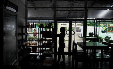 Mulher trabalha em restaurante durante apagão em Havana, Cuba
17/10/2024
Reuters/Norlys Perez/Proibido reprodução