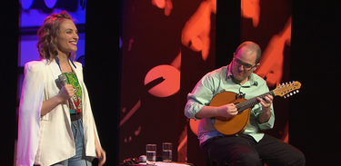 Nina Wirtti e Luis Barcelos no Ao vivo entre amigos