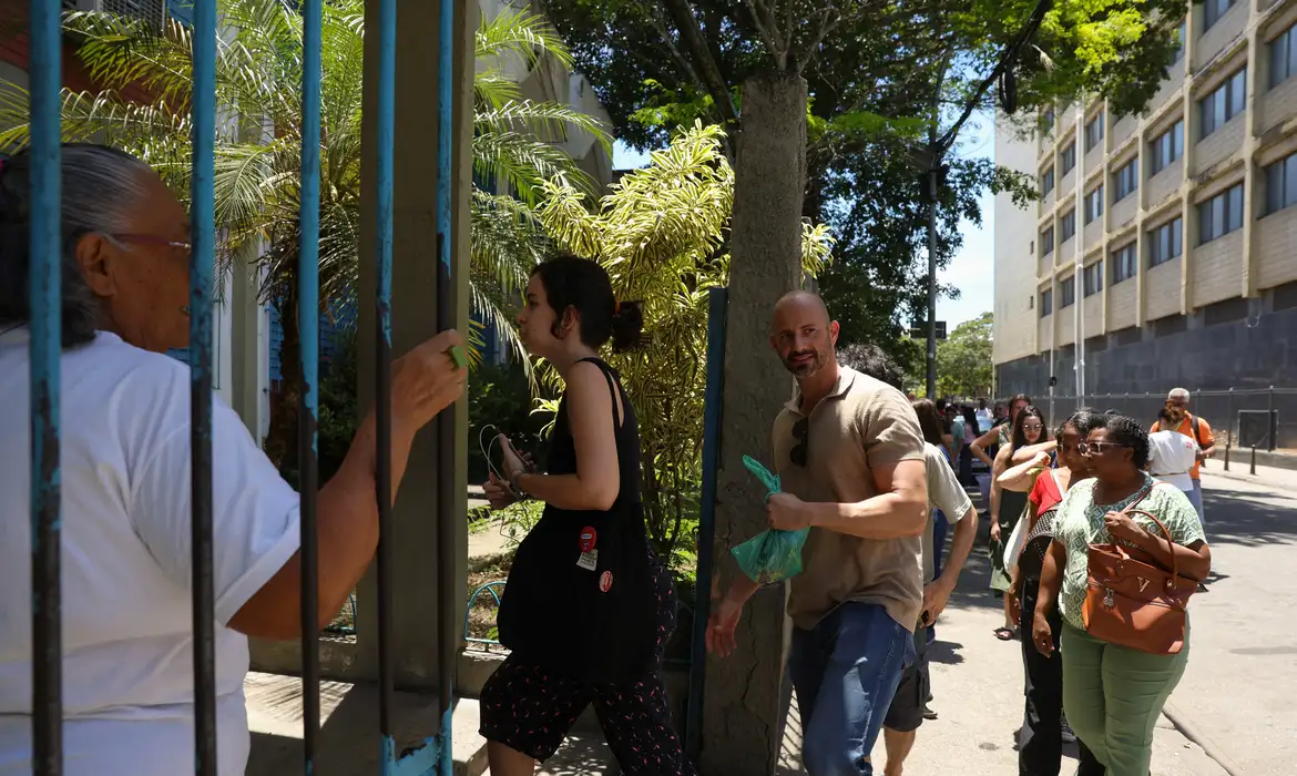 Rio de Janeiro (RJ), 26/10/2025 – Professores chegam ao Colégio Estadual Julia Kubitschek para a realização Prova Nacional do Docente (PND), no centro do Rio de Janeiro.   Foto: Tomaz Silva/Agência Brasil