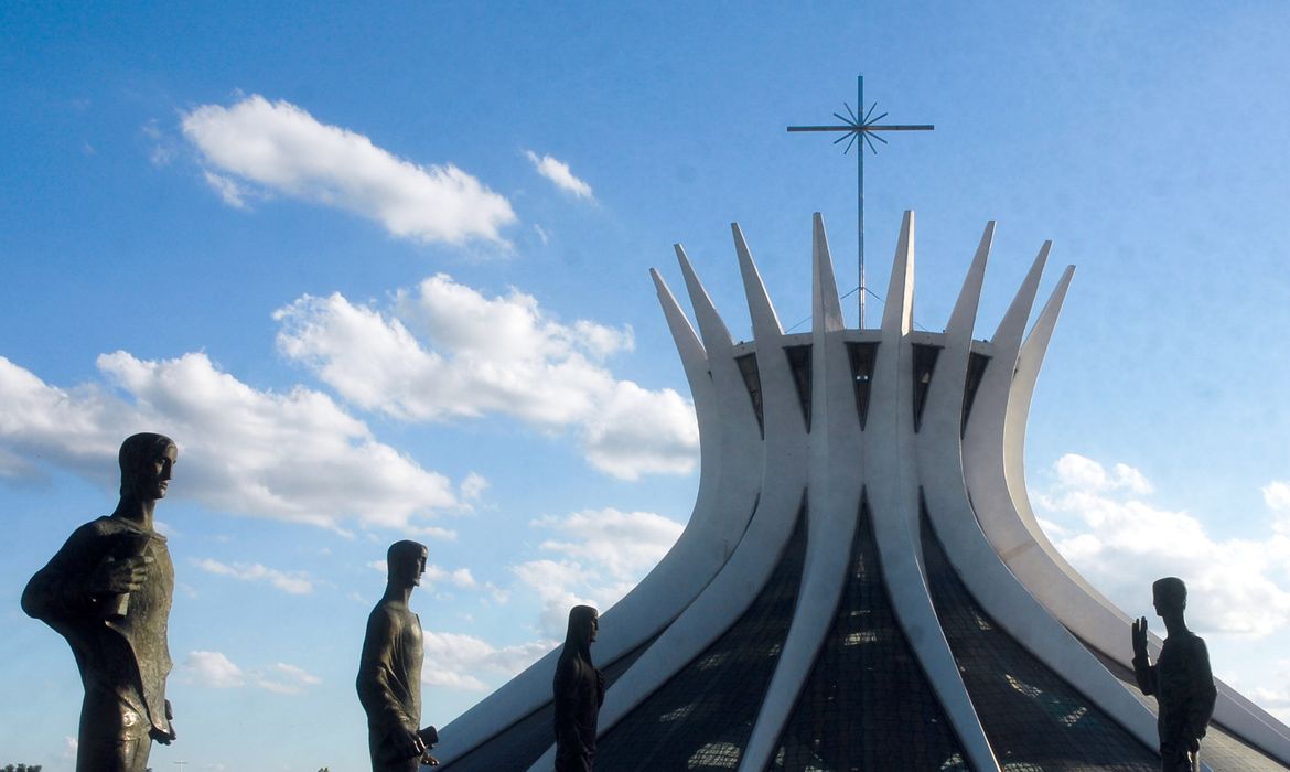Uma das peças mais importantes do acervo de Oscar Niemeyer, à Catedral de Brasília completa 45 anos neste domingo (José Cruz/Agência Brasil)