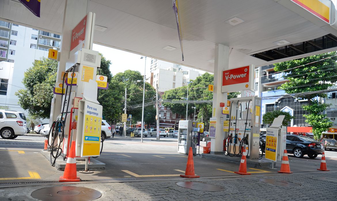 Greve de caminhoneiros provoca fila para abastecimento de combustível em posto de gasolina no Rio de Janeiro.