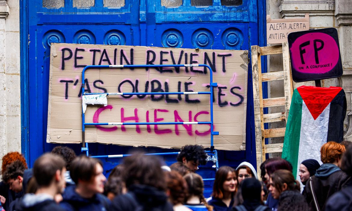 French high school students block the access to the Lycee Voltaire highschool in Paris to protest against the rise of far-right parties, after French far-right win in European Parliament vote and ahead of early legislative elections in France, June 11, 2024. The placard reads 