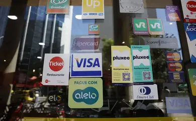 Rio de Janeiro (RJ), 12/01/2025 – Adesivos de operadoras de cartões de benefícios em restaurante. Novo decreto moderniza o Programa de Alimentação do Trabalhador (PAT) e traz novas regras ao sistema de vale-alimentação e vale-refeição. Foto: Fernando Frazão/Agência Brasil