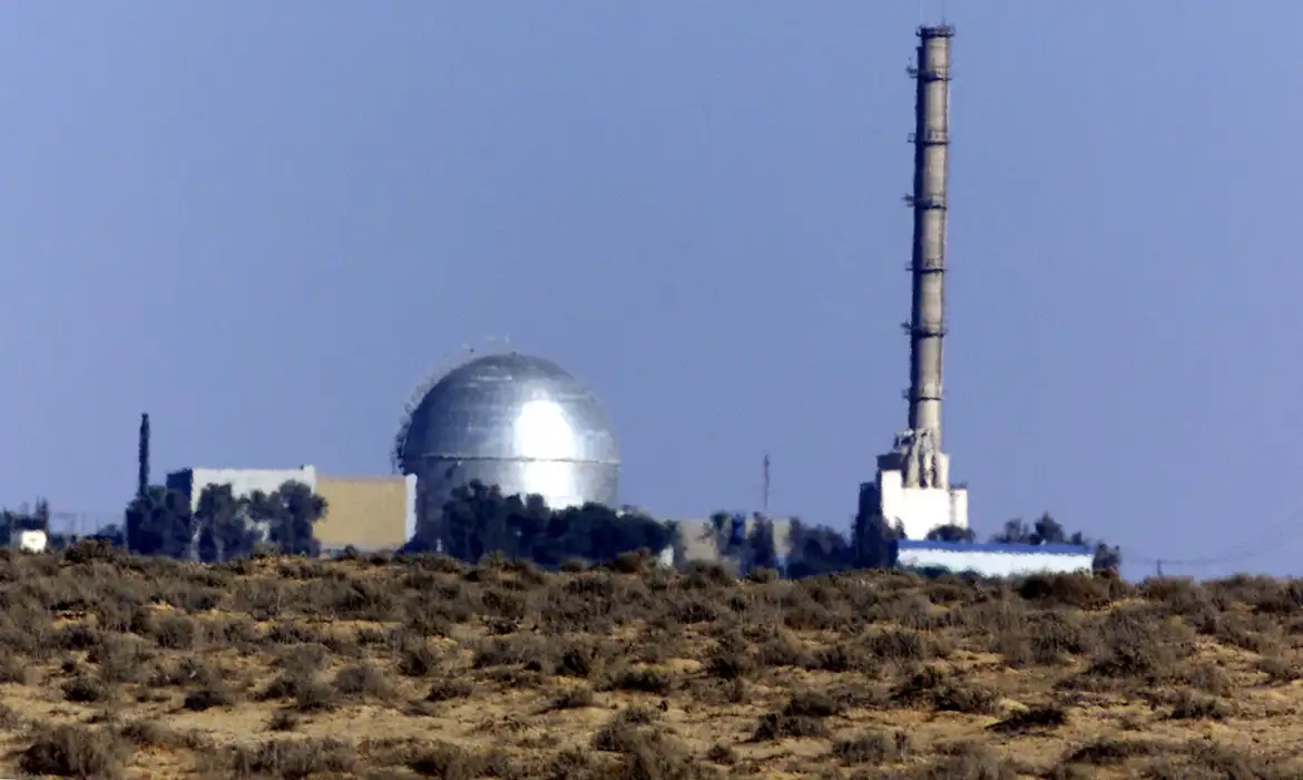 View of the Israeli nuclear facility in the Negev Dest outside Dimona August 6, 2000. Mordechai Vanunu, a former nuclear technical, spillmoed Israel's nuclear secrets to a British newspaper in 1986 and a short while later was abducted to Israel to stand trial. He is currently in the 13th year of an 18-year jail term. Vanunu claimed Israel had built 200 atomic bombs at the Dimona site. Today, August 6, is the 55th anniversary of the atomic bombing of Hiroshima in Japan where some 200,000 people were killed, leading to the end of World War II. Israelis plan a demonstration today calling for a nuclear-free Middle East, the release of Vanunu from jail and the closing of the Dimona facility.