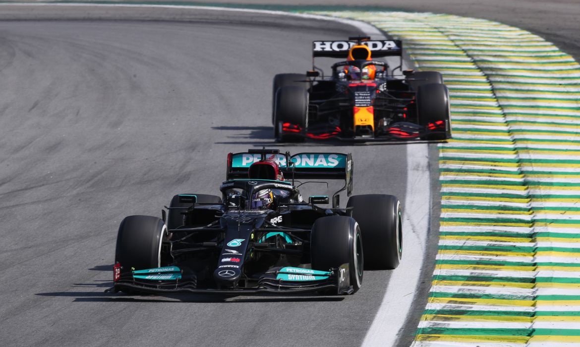 Lewis Hamilton, da Mercedes, é seguido por Max Verstappen, da Red Bull, durante Grande Prêmio São Paulo de Fórmula 1 - Interalgos - F1 