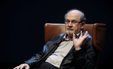 Autor Salman Rushdie acena durante coletiva de imprensa do lançamento de seu livro 