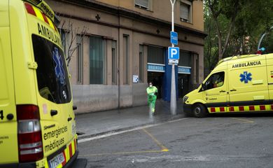 Um trabalhador lava a rua do lado de fora de uma unidade de emergência médica durante o surto de doença por coronavírus (COVID-19), em Barcelona, ​​Espanha, em 7 de abril de 2020. REUTERS / Nacho Doce