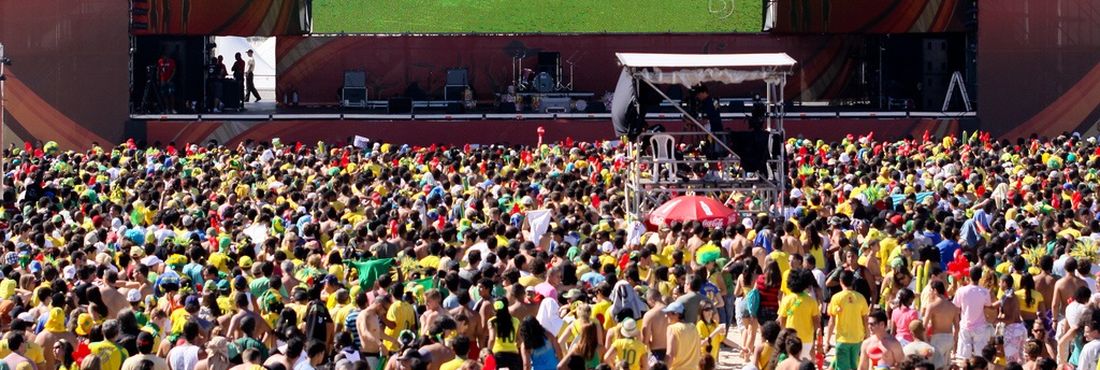 Torcedores durante transmissão do jogo Brasil x Portugal no Fifa Fan Fest Rio de Janeiro. (25/06/2010)