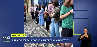 Imagem de Carmen Lúcia aguardando para votar