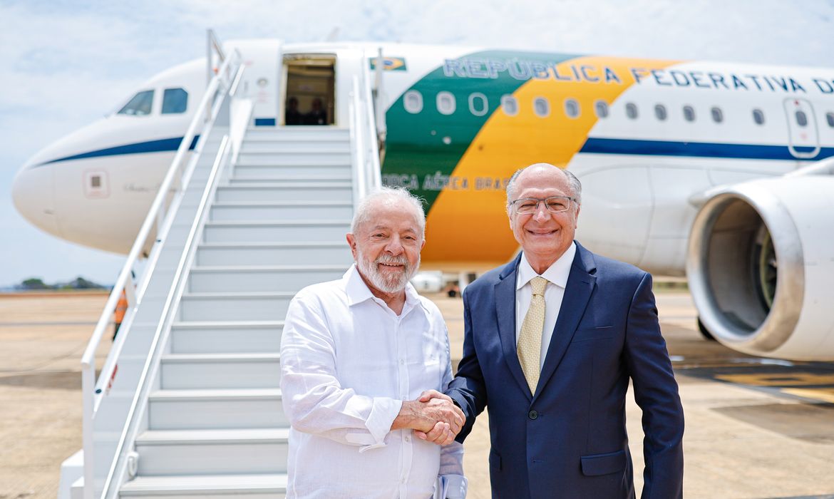 Brasília (DF), 15.09.2023 - Presidente da República Luiz Inácio Lula da Silva, se despede do Vice-presidente, Geraldo Alckmin, e embarca para Havana, Cuba, onde participa da Cúpula do G77. Foto: Ricardo Stuckert/PR