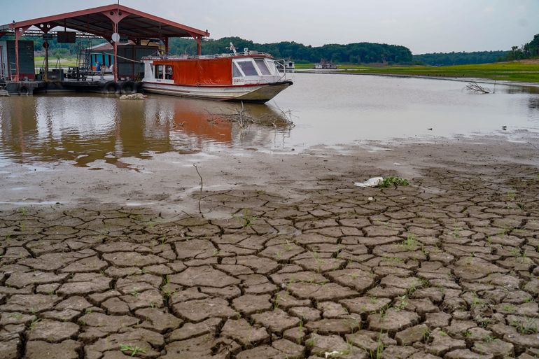 Manaus (AM), 20/11/2023,  Barcos encalhados na Ponta da Piraiba. Manaus vem sofrendo com a maior seca em 121 anos. Foto: Rafa Neddermeyer/Agência Brasil