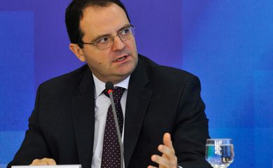 O ministro do Planejamento, Nelson Barbosa, explica, durante coletiva,  a medida provisória (MP) que cria regra progressiva para a aposentadoria (Antonio Cruz/Agência Brasil)
