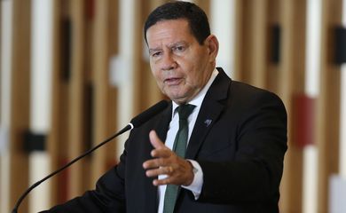 O vice-presidente da República e presidente do Conselho Nacional da Amazônia Legal, Hamilton Mourão, fala à imprensa, após a terceira reunião do colegiado, no Palácio Itamaraty em Brasília