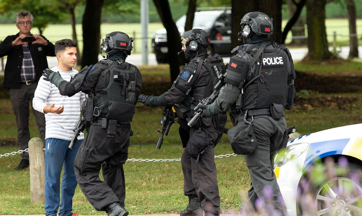 AOS (Armed Offenders Squad) empurra para trás membros do público após um tiroteio na mesquita Masjid Al Noor em Christchurch, Nova Zelândia, 15 de março de 2019.