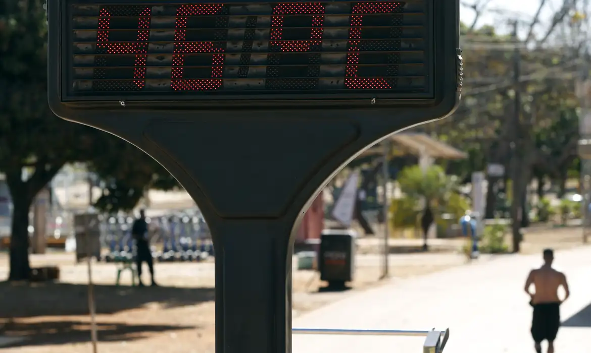 Bruno Peres/Agência Brasil Brasília (DF), 22/08/2025 - Pessoa no Parque da Cidade com o calor e a baixa umidade. Foto: Bruno Peres/Agência Brasil