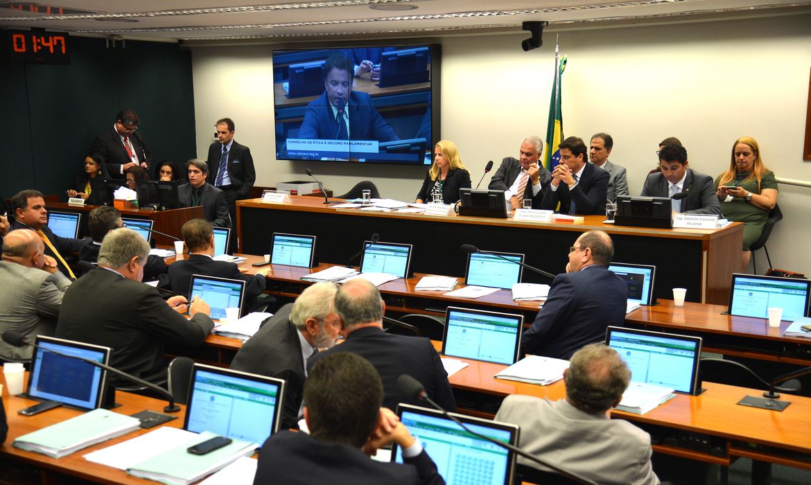 Brasília - O presidente do Conselho de Ética da Câmara dos Deputados, José Carlos Araújo, suspendeu a reunião desta terça-feira (1º), depois de três horas de debates, por causa de votações no plenário da Casa (Fabio Rodrigues Pozzebom