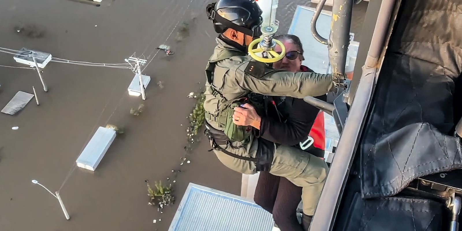 Drone localiza moradores pedindo ajuda no topo de um prédio em Canoas
