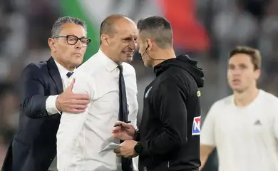 Massimiliano Allegri reclama com 4º árbitro após ser expulso na final da Copa da Itália, em Roma
15/05/2024
REUTERS/Daniele Mascolo