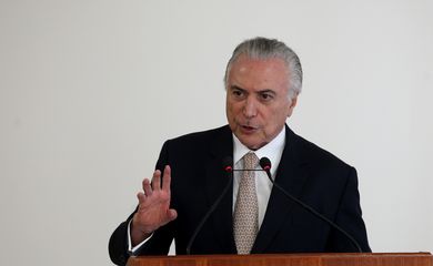 Brasília - O presidente Michel Temer discursa na cerimônia de sanção da lei (PLC 147/2017) que reestrutura os corpos e quadros de oficiais e praças da Marinha, em cerimônia no Planalto (Wilson Dias/Agência Brasil)