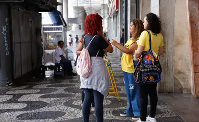 Rio de Janeiro (RJ), 03/11/2024 - Candidatos chegam para primeira etapa do Exame Nacional do Ensino Médio (Enem) de 2024, na Universidade Estácio de Sá, no centro da cidade. Foto: Tânia Rêgo/Agência Brasil