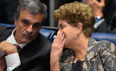 Brasília - A presidenta afastada, Dilma Rousseff, conversa com o seu advogado, José Eduardo Cardozo, durante sessão de julgamento do impeachment no Senado (Fabio Rodrigues Pozzebom/Agência Brasil)