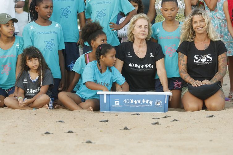  A coordenadora do Projeto Tamar, Neca Marcovaldi, participa da soltura de filhotes que comemora a marca de 40 milhões de tartarugas marinhas protegidas e devolvidas ao oceano.  
