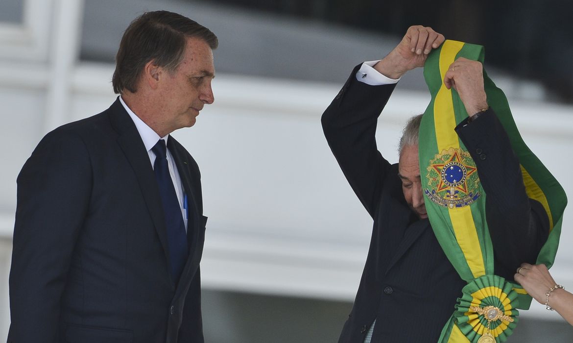 O presidente Jair Bolsonaro recebe a Faixa Presidencial de Michel Temer, no Palácio do Planalto.