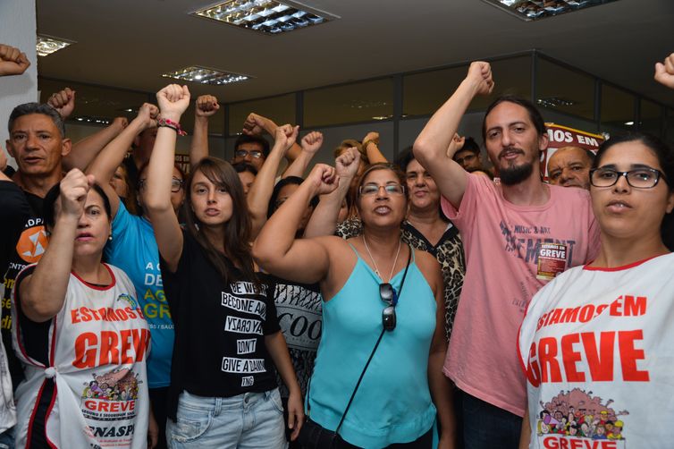 Servidores em greve do Instituto Nacional do Seguro Social (INSS) ocupam sede da repartição no Setor Comercial Norte, em Brasília (Valter Campanato/Agência Brasil)