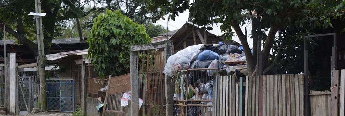 Porto Alegre - Poucas famílias ainda permanecem na Vila Dique depois da remoção dos moradores para obras da Copa