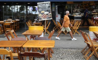 Restaurante aberto no centro da cidade. IBGE divulga Pesquisa Anual de Serviços (PAS) referente a 2020.
