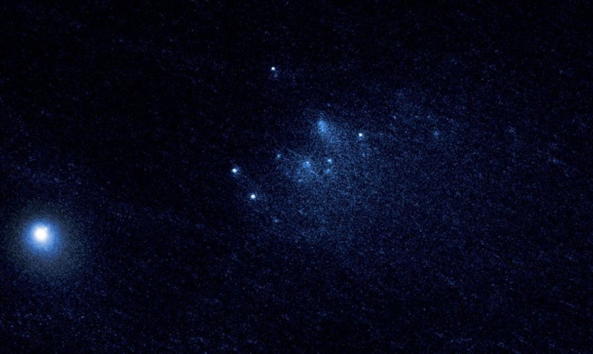 Em vez de um grande objeto, os cientistas viram 25 pontos luminosos nas imagens do Hubble que comprovam que o cometa iniciou a fase de desintegração e dispersão de suas partes no espaço