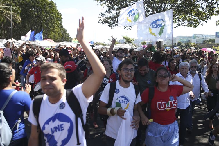 Estudantes e representantes de entidades estudantis e de sindicatos de trabalhadores participam de manifestação contra o contingenciamento de verbas públicas para universidades federais. 