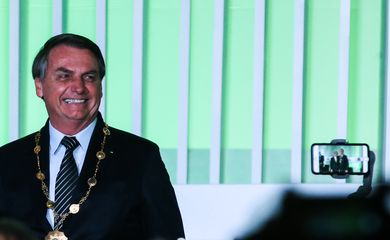 O presidente Jair Bolsonaro recebe o Grande Colar da Ordem do Mérito Industrial da CNI