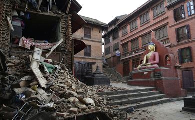 Syambhunaath Stupa, local histórico no Nepal conhecido como templo dos macacos, após o forte terremoto que atingiu Katmandu