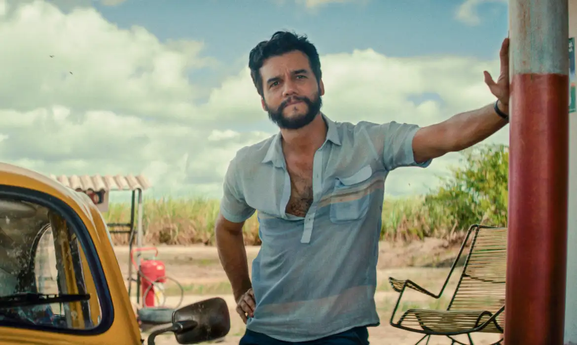 Rio de Janeiro (RJ), 06/11/2025 – O cinema brasileiro volta a ocupar seu espaço nas telas com O Agente Secreto, novo longa do pernambucano  Kleber Mendonça Filho, que chega nesta quinta-feira (6) a mais de 700 cinemas, em 370 cidades brasileiras, em uma estreia simultânea com Alemanha e Portugal.
Foto: Victor Jucá/Divulgação