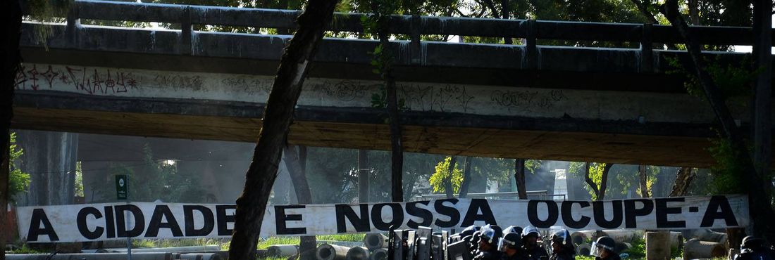 Tropa de Choque age contra manifestantes do movimento #OcupeEstelita em Recife. Na manhã desta terça-feira a PM pernambucana desocupou o Cais José Estelita na região central da cidade