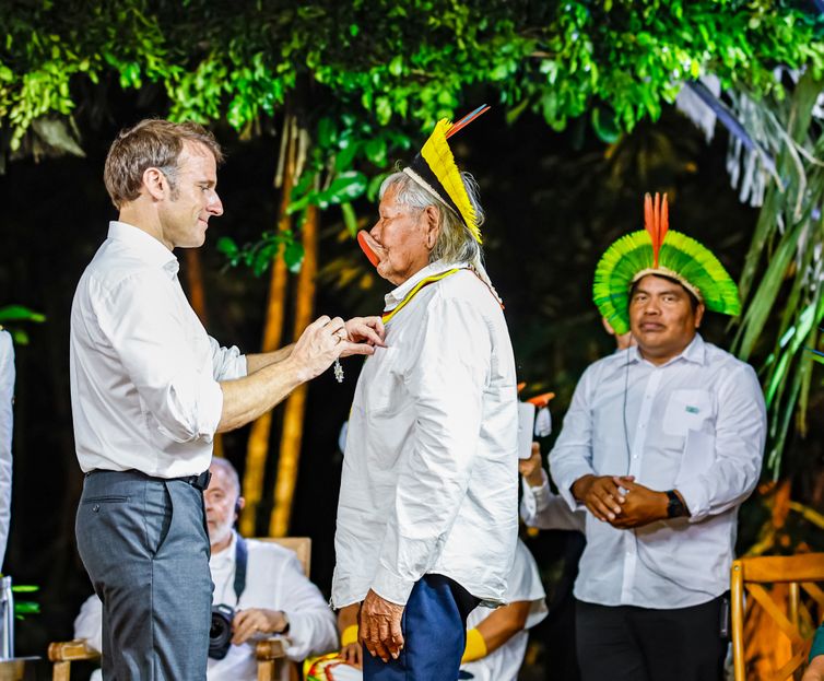 26.03.2024 - O presidente da França, Emmanuel Macron, durante encontro com lideranças indígenas e cerimônia de condecoração do líder indígena Raoni, na Ilha do Combu. Belém - PA. Foto: Ricardo Stuckert / PR