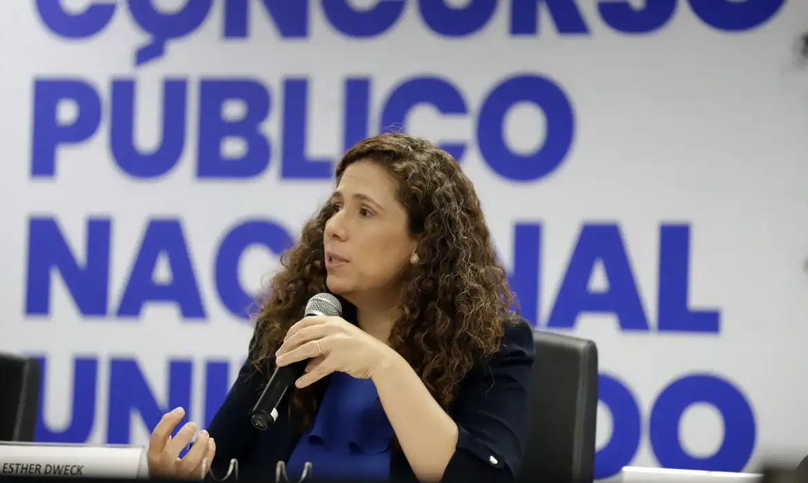 Brasília (DF), 18.08.2024 - Ministra da Gestão e da Inovação em Serviços Públicos, Ester Dweck, durante entrevista coletiva sobre o balanço do Concurso Público Nacional Unificado – CPNU.  Foto: Bruno Peres/Agência Brasil