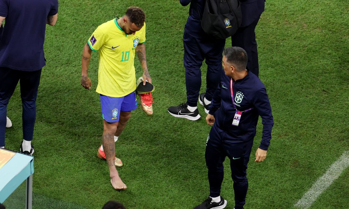 Neymar realiza exames em hospital para avaliar lesão