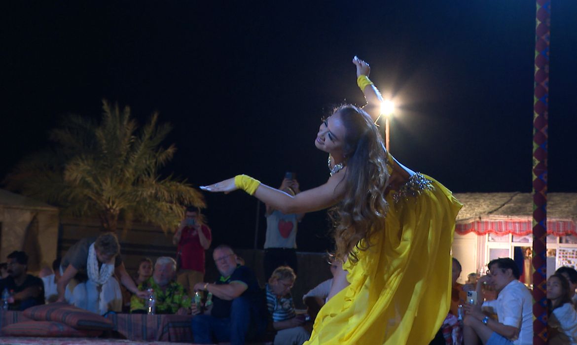  brasileira Jeane faz dança do ventre no deserto em Abu Dhabi