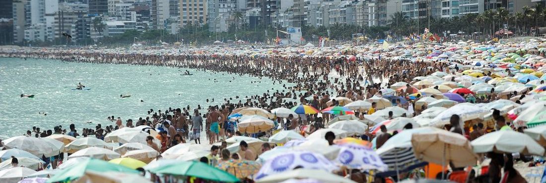 Cariocas e turistas lotam praia de Ipanema no Rio