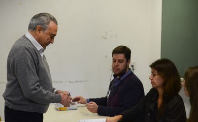 São Paulo - O  presidente Michel Temer vota  na Pontifícia Universidade Católica (PUC), zona oeste da capital paulista (Rovena Rosa/Agência Brasil)