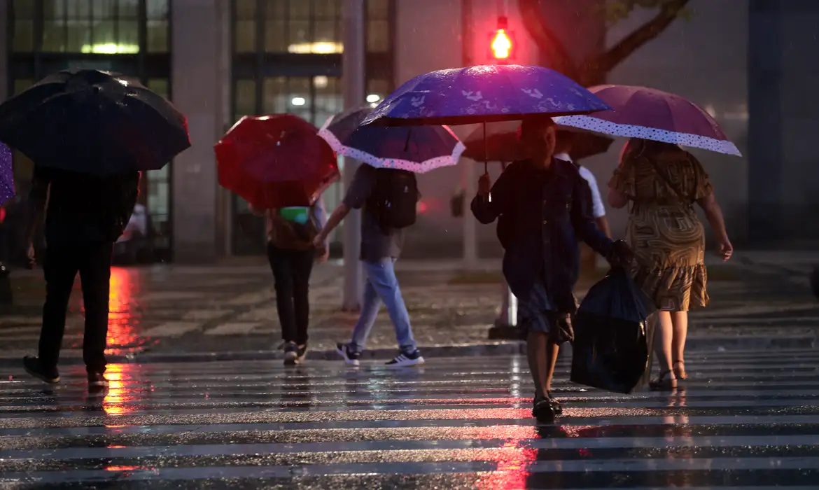 São Paulo (SP), 14/01/2026 - Pessoas usam guarda-chuva durante chuva no centro da cidade. Foto: Paulo Pinto/Agência Brasil