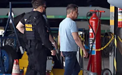 Brasília (DF), 27/12/2025 - O ex-diretor da Polícia Rodoviária Federal Silvinei Vasques desembarca no hangar da Polícia Federal. Silvinei foi tansferido na manhã deste sábado (27) de Foz do Iguaçu, no Paraná, após sua prisão no Paraguai. Foto: Marcelo Camargo/Agência Brasil