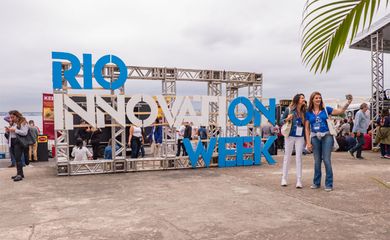 Rio de Janeiro (RJ), 03/10/2023 - RIW - Rio Innovation Week, maior evento de tecnologia e inovação da América Latina , realizado no Pier Mauá, no Centro do Rio. Na imagem, publico joga em ativação com realidade virtual. Foto: Fernando Souza/RIW/Divulgação