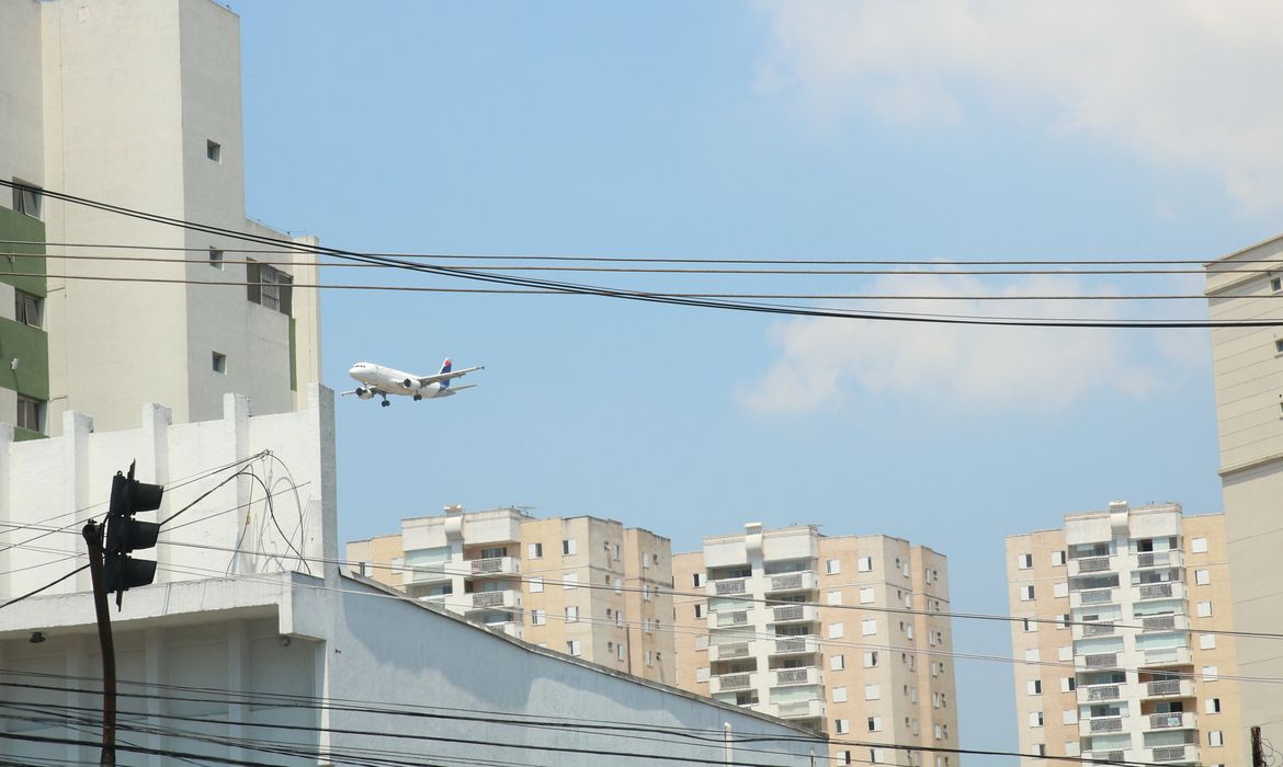 Avião da Latam, antiga TAM, sobrevoa o bairro de Jabaquara.
