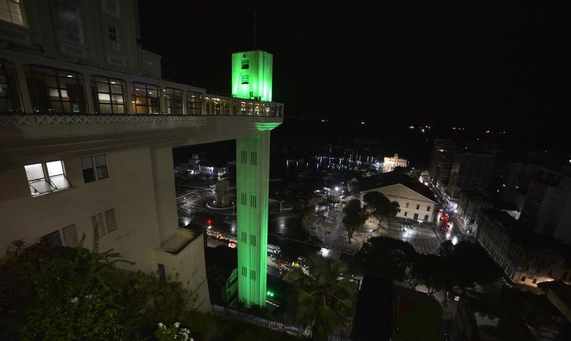 O Elevador Lacerda, em Salvador, iluminado de verde para alertar sobre o glaucoma - Foto Jefferson Peixoto/Secom